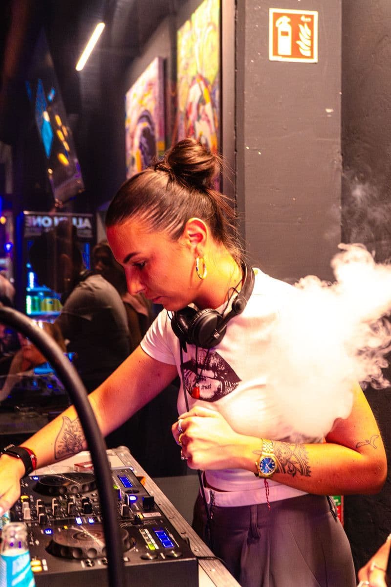 DJ-Set mit Feuer-Show in der All in One Bar
